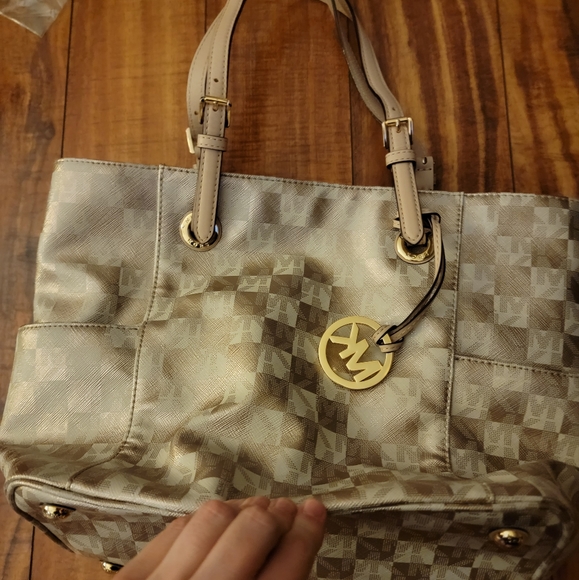 Michael Kors tote - Picture 1 of 9